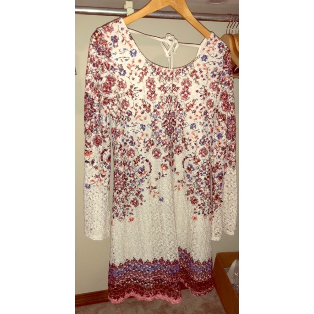 Dress; flowers; sleeves; lace